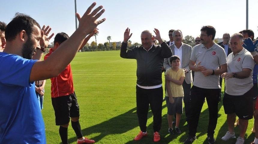 Bakan &Ccedil;avuşoğlu&rsquo;ndan, Milli Takıma Moral Ziyaret