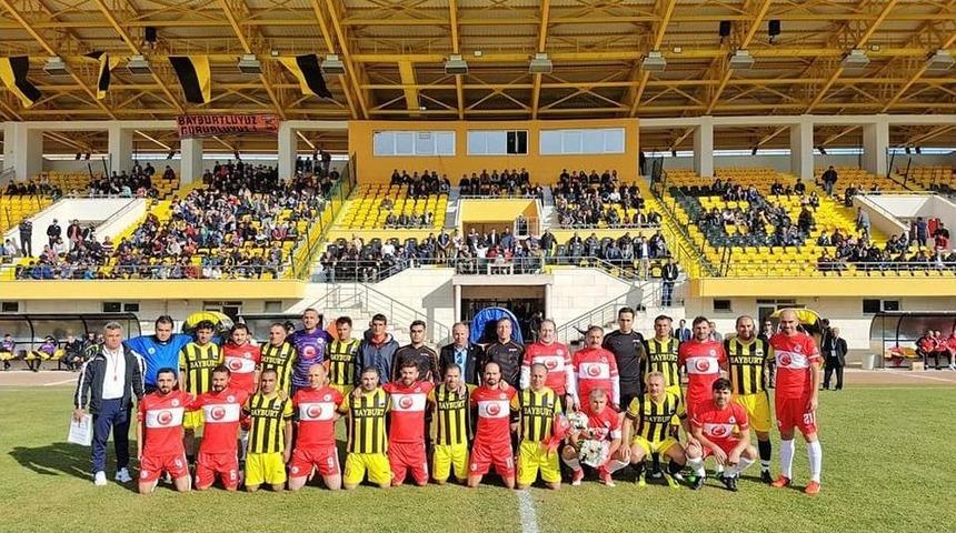Veteran Futbolcular Arakanlı M&uuml;sl&uuml;manlar İ&ccedil;in Sahaya &Ccedil;ıktı