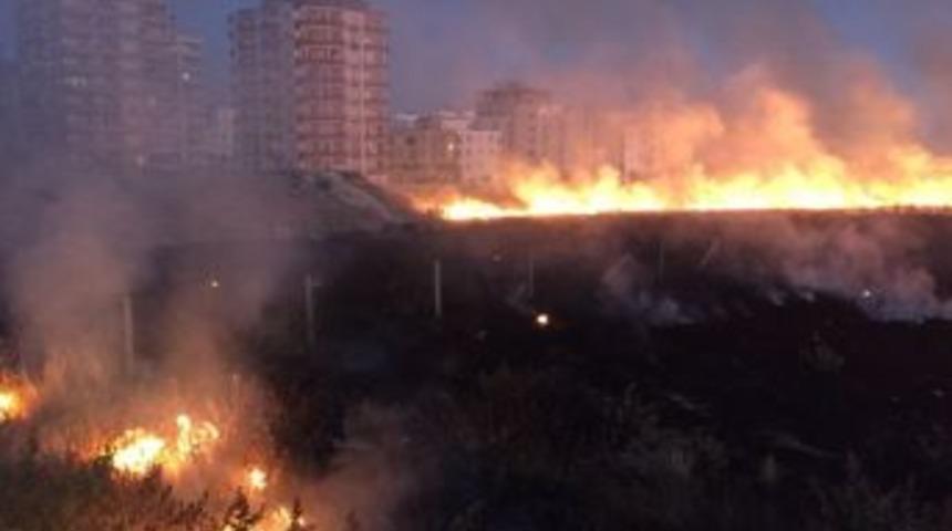 Anız Yangını İkametlere Sı&ccedil;ramadan S&ouml;nd&uuml;r&uuml;ld&uuml;