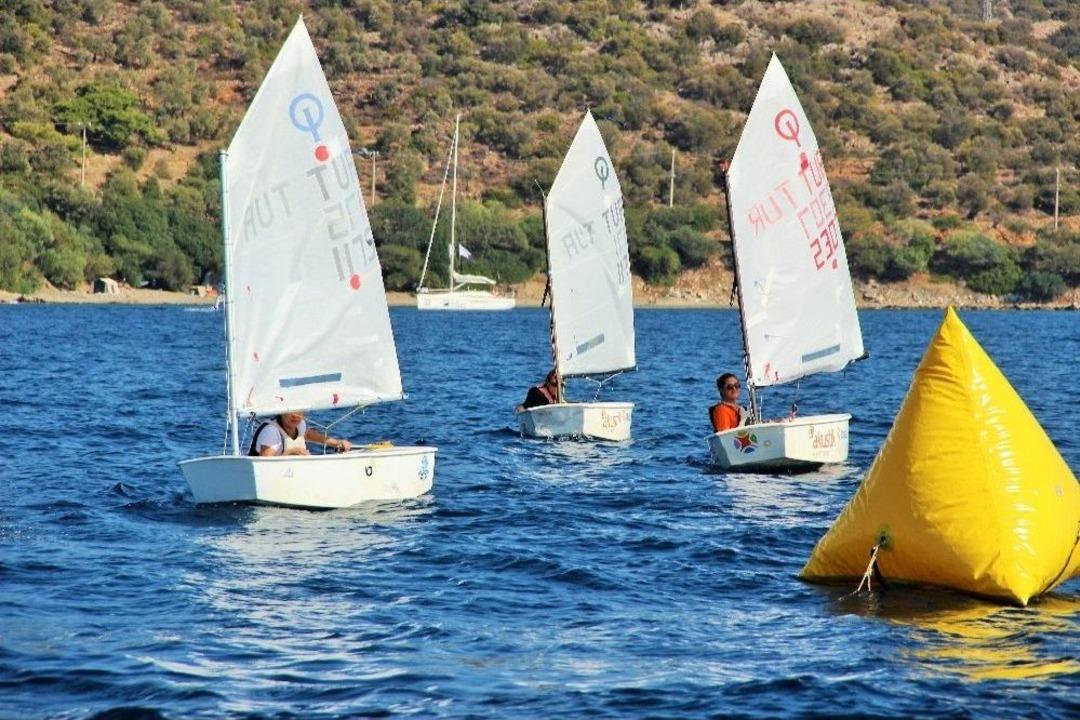 Bir Bu&ccedil;uk Metrelik Yelkenli Teknelerde Yarışan Anne Babalar Zor Anlar Yaşadı