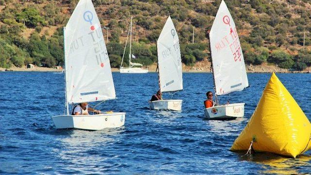 Bir Buçuk Metrelik Yelkenli Teknelerde Yarışan Anne Babalar Zor Anlar Yaşadı