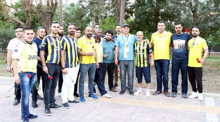 Fenerbah&ccedil;eli Taraftarlardan Mersin&rsquo;deki Bombalı Saldırı Yerine Karanfil