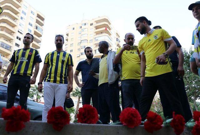 Fenerbahçeli Taraftarlardan Mersin’deki Bombalı Saldırı Yerine Karanfil