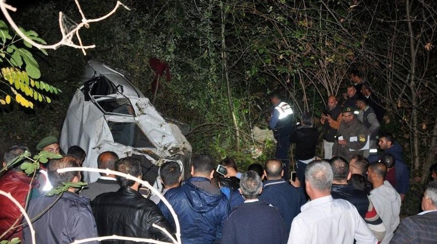 Kestane İş&ccedil;ilerini Taşıyan Ara&ccedil; U&ccedil;urumdan Yuvarlandı: 3 &Ouml;l&uuml; 1 Yaralı