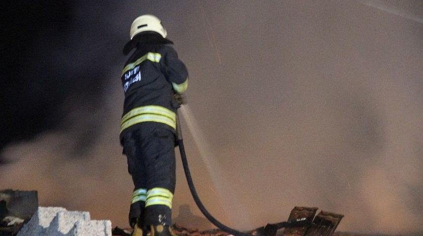 Metruk Binada &Ccedil;ıkan Yangın 1 Saatte Kontrol Altına Alındı