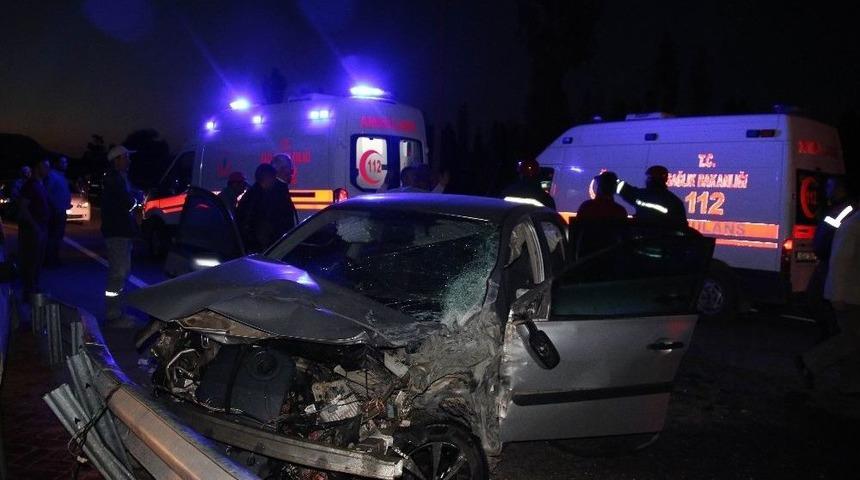 Otomobil İle Minib&uuml;s &Ccedil;arpıştı: 3 Yaralı