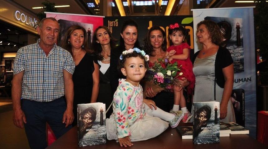 Aşklardan Kalan Kitabını İmzaladı