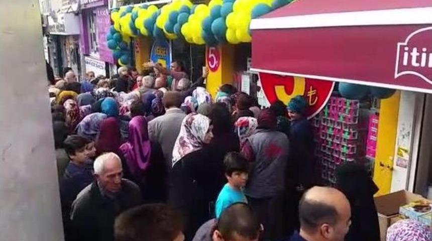 (&ouml;zel) Fatih&rsquo;te Bir Mağazada Yapılan İndirim İzdihama Yol A&ccedil;tı