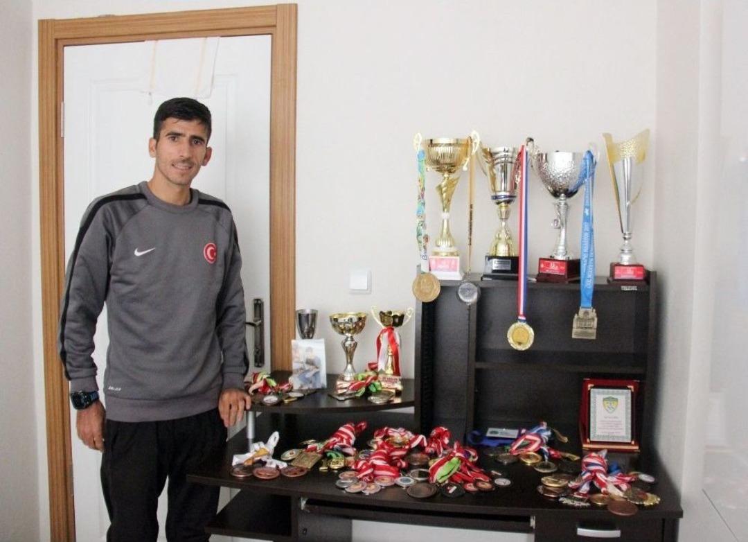 Boyacılık Da Yaptı, &Ccedil;obanlık Da, Azmetti Balkan Şampiyonu Oldu