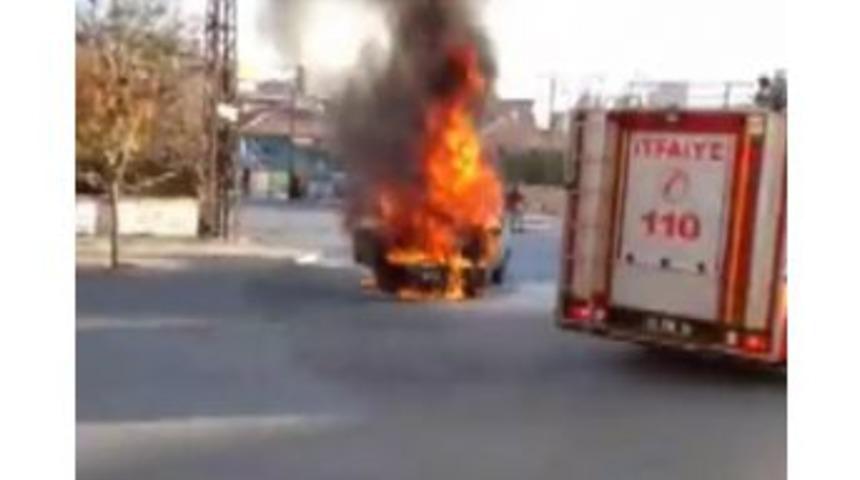 Seyir Halindeki Ara&ccedil; Alev Alev Yandı