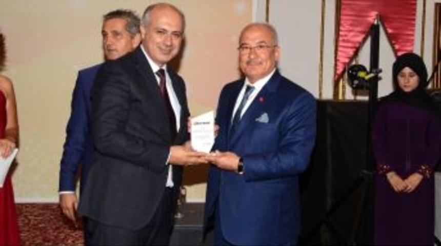 Me&uuml; Rekt&ouml;r &Ccedil;amsarı&rsquo;ya &lsquo;&uuml;niversite-kent B&uuml;t&uuml;nleşmesi&rsquo; &Ouml;d&uuml;l&uuml; Verildi