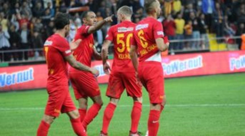 Umut Bulut&rsquo;un M&uuml;cadelesi B&uuml;y&uuml;k Alkış Aldı