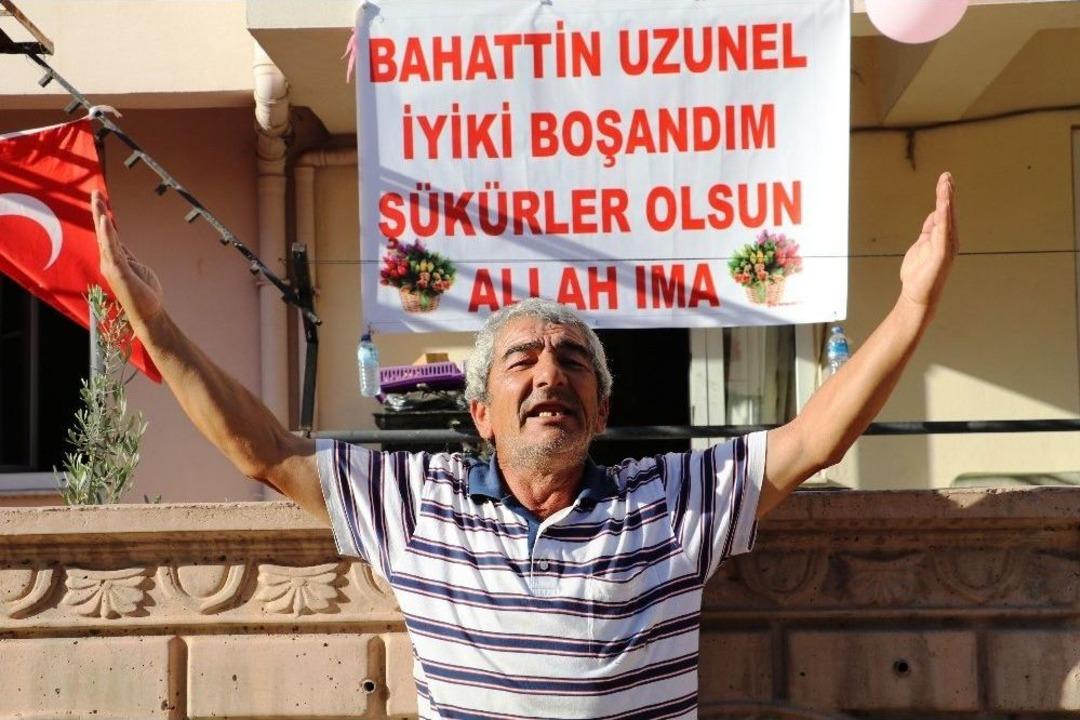 Eşinden Ayrılan Kocanın Pankartlı Boşanma Ve Nafaka Sevinci