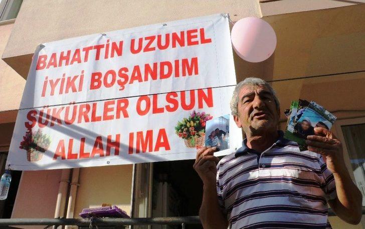 Eşinden Ayrılan Kocanın Pankartlı Boşanma Ve Nafaka Sevinci G1