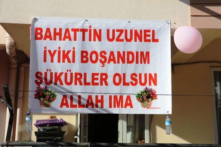 Eşinden Ayrılan Kocanın Pankartlı Boşanma Ve Nafaka Sevinci G2