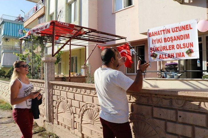 Eşinden Ayrılan Kocanın Pankartlı Boşanma Ve Nafaka Sevinci G3