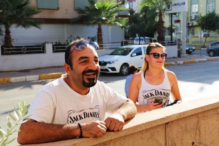 Eşinden Ayrılan Kocanın Pankartlı Boşanma Ve Nafaka Sevinci G4