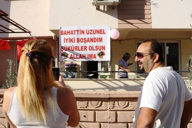 Eşinden Ayrılan Kocanın Pankartlı Boşanma Ve Nafaka Sevinci G5