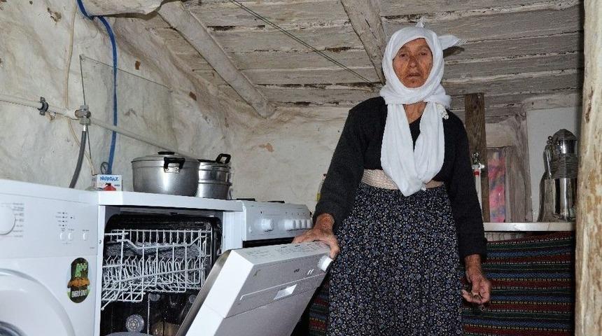 (özel Haber) Hesna Nine’nin 90’ından Sonra Beyaz Eşya Sevinci