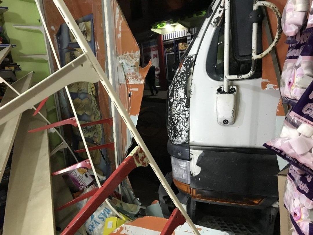 Kamyonet B&uuml;feye Girdi