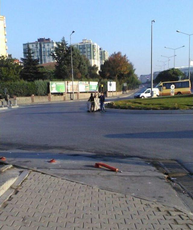 (özel Haber) Başakşehir’de Tabela Hırsızları Kamerada