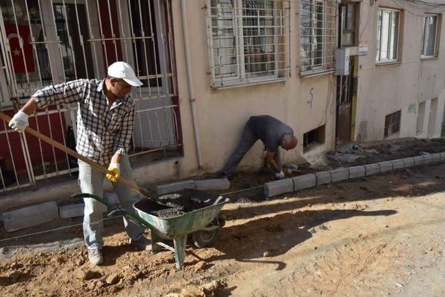 Aliağa’da, Kazım Dirik Mahallesi’nde Asfalt Çalışmaları Başladı