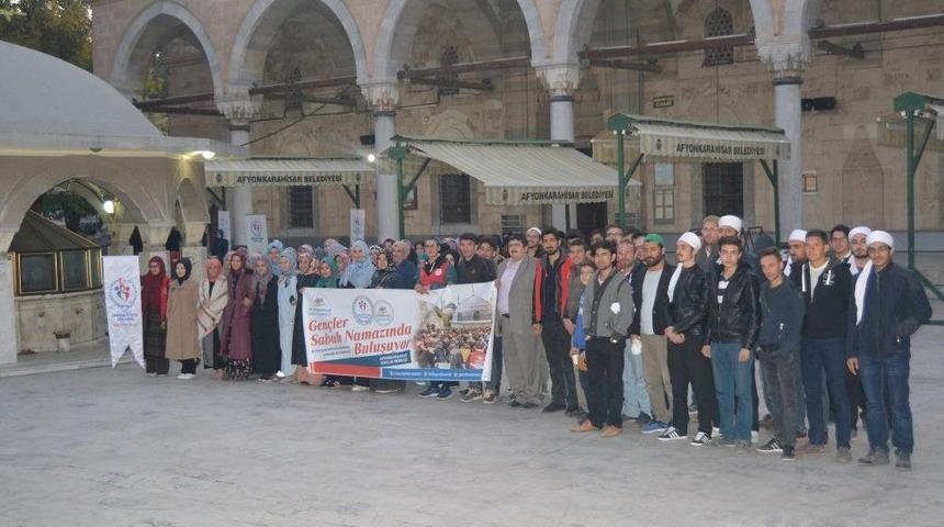 250 Gen&ccedil; Sabah Namazında Bir Araya Geldi