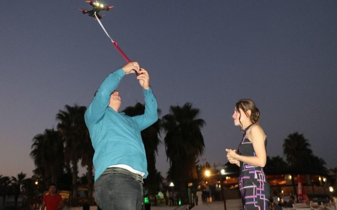 S&uuml;rpriz Evlilik Teklifinde Y&uuml;z&uuml;k Drone İle G&ouml;ky&uuml;z&uuml;nden Geldi