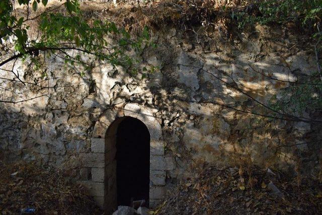 Tarihi Hamam Kaderine Terk Edilmiş Durumda 1