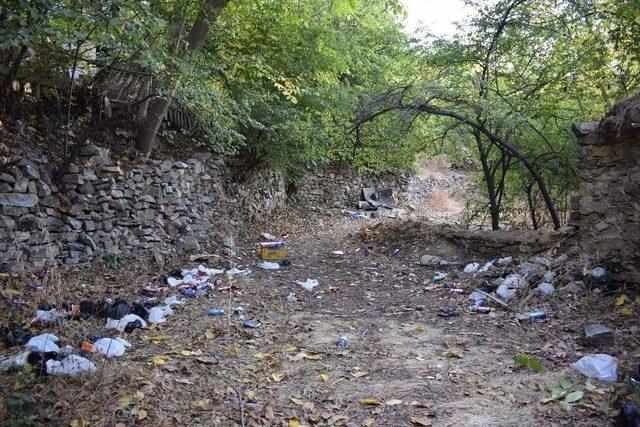 Tarihi Hamam Kaderine Terk Edilmiş Durumda 2