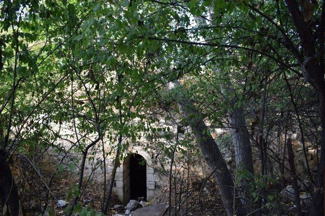 Tarihi Hamam Kaderine Terk Edilmiş Durumda 3