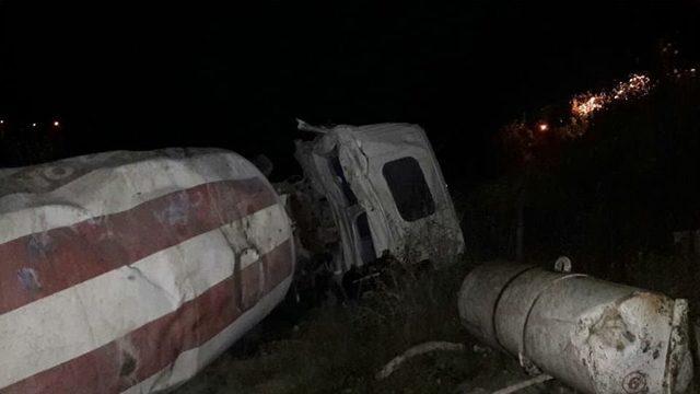 Yoldan &Ccedil;ıkan Beton Mikseri, Mezarlığa Yuvarlandı 1