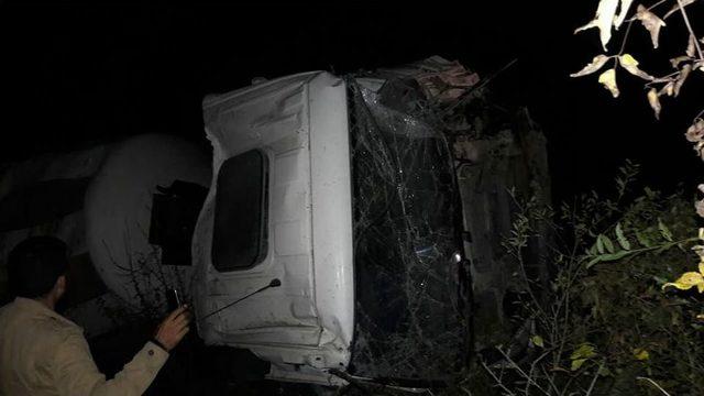 Yoldan &Ccedil;ıkan Beton Mikseri, Mezarlığa Yuvarlandı 2