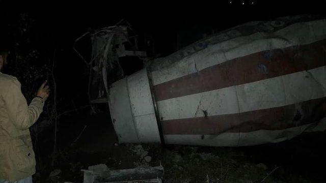 Yoldan &Ccedil;ıkan Beton Mikseri, Mezarlığa Yuvarlandı 3