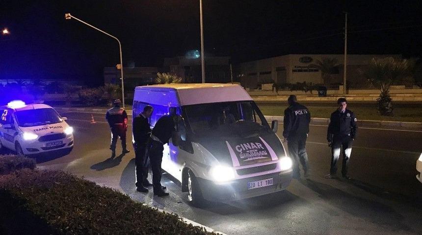 Hırsızlık Zanlıları, Polis Ateş A&ccedil;ınca Aracı Bırakıp Ka&ccedil;tı