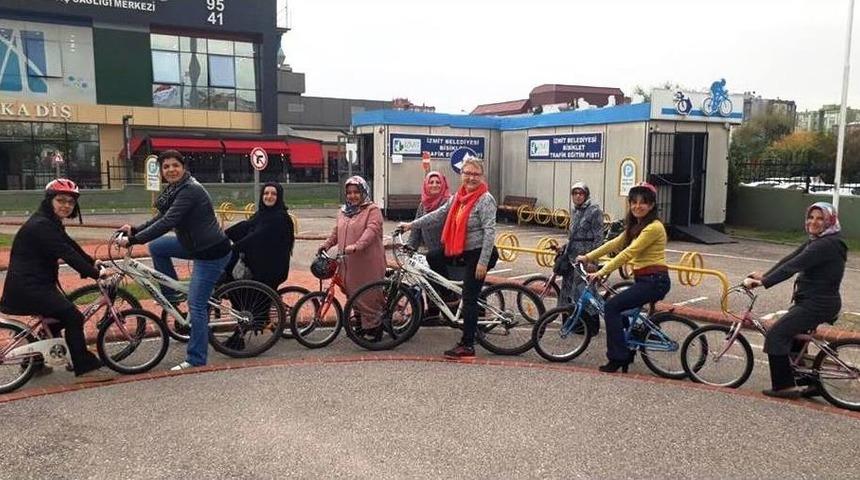 Aileler &Ccedil;ocuklarıyla Birlikte Bisiklet Kullanmayı &Ouml;ğreniyor