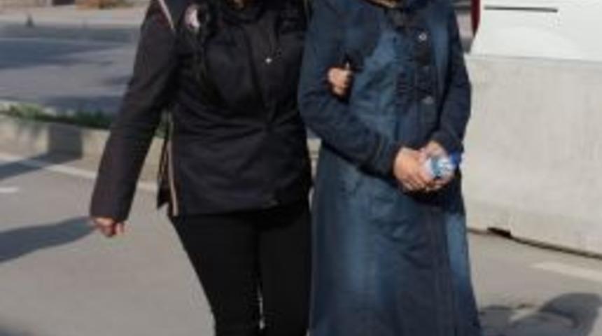 Fetö’den Aranan Kadın Öğretmen Teslim Oldu