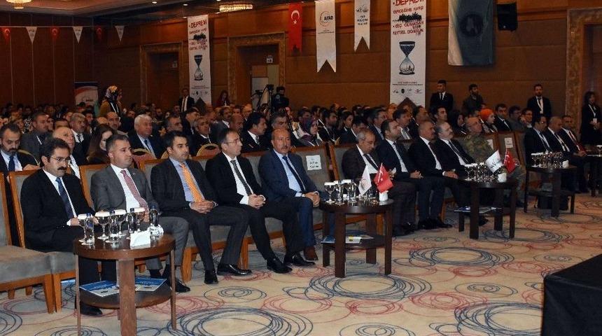 Van’da ’deprem Gerçeğine Karşı Geç Olmadan Kentsel Dönüşüm’ Çalıştayı Yapıldı