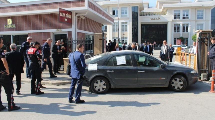 Valilik Binası &Ouml;n&uuml;nde Kendini Araca Kilitledi