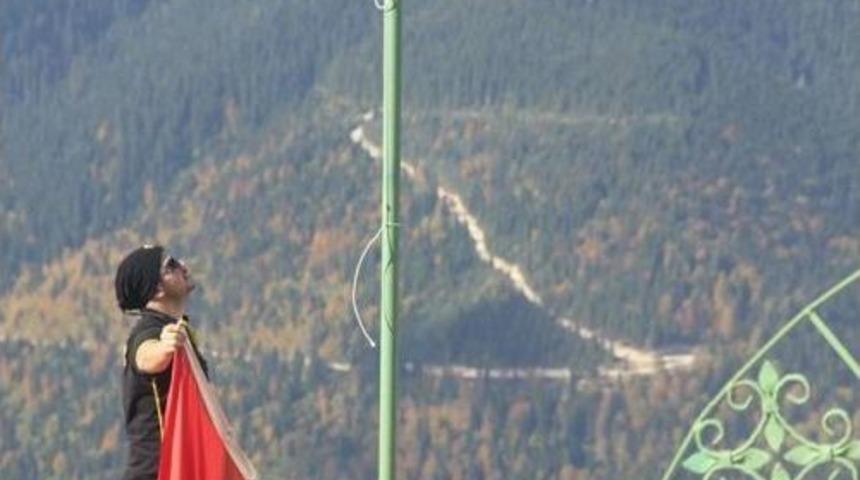 Şehitler Tepesi&rsquo;ndeki Eskimiş T&uuml;rk Bayrağını Yenisi İle Değiştiler