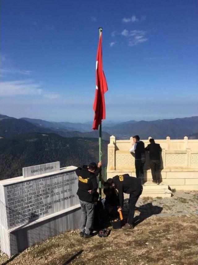 Şehitler Tepesi’ndeki Eskimiş Türk Bayrağını Yenisi İle Değiştiler