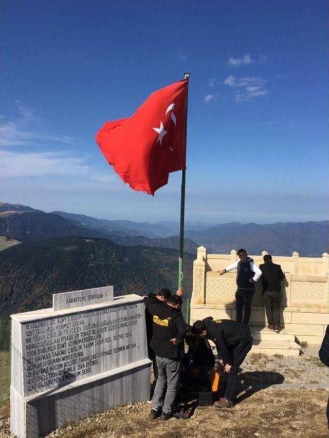 Şehitler Tepesi’ndeki Eskimiş Türk Bayrağını Yenisi İle Değiştiler