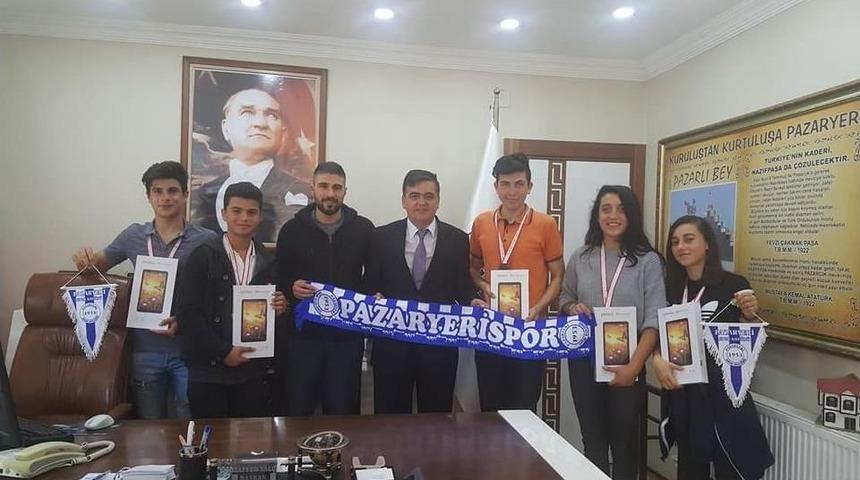 Başkan Yal&ccedil;ın, Başarılı Sporculara Tablet Hediye Etti