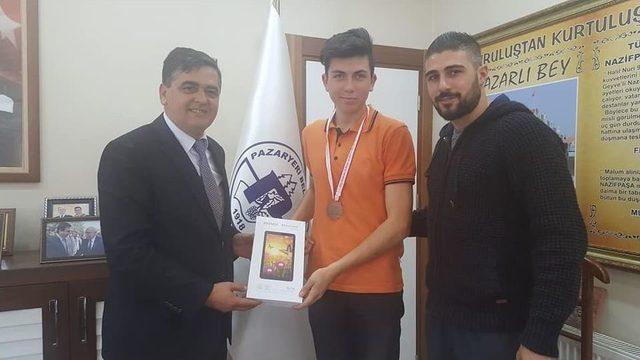 Başkan Yalçın, Başarılı Sporculara Tablet Hediye Etti 1