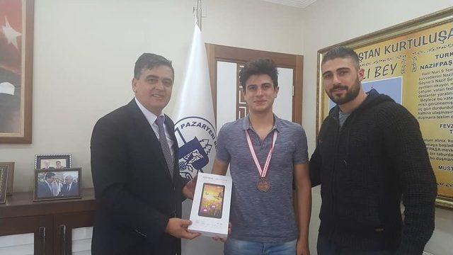 Başkan Yalçın, Başarılı Sporculara Tablet Hediye Etti 2