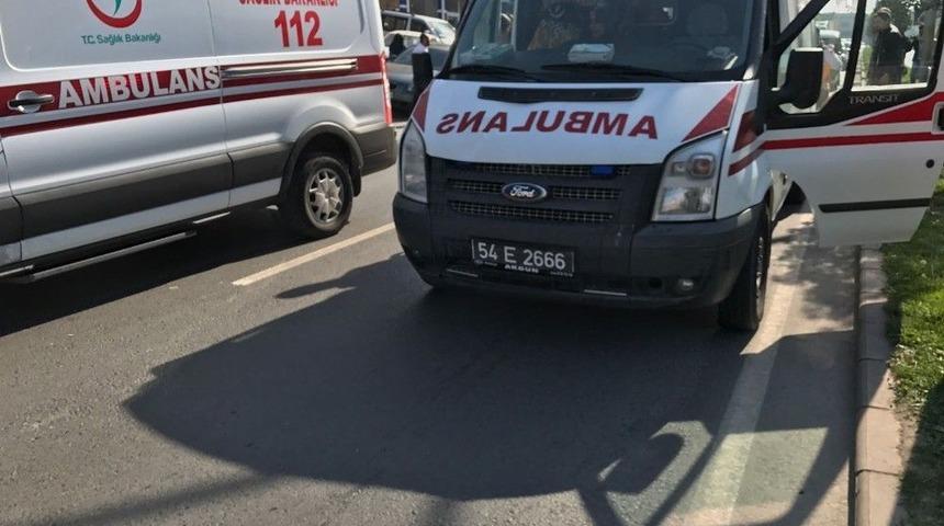 Ambulans Karşıdan Karşıya Ge&ccedil;en &Ccedil;ocuğa &Ccedil;arptı: 1 Yaralı