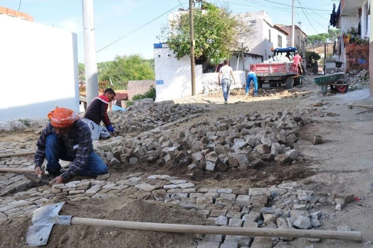 Ayvalık Belediyesi Hamdibey Mahallesi&rsquo;ndeki Yolları İnşa Ediyor