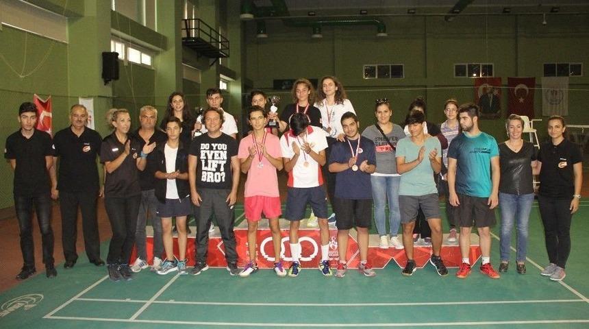 Cumhuriyet Bayramı 19 Yaşaltı Badminton M&uuml;sabakaları Sona Erdi