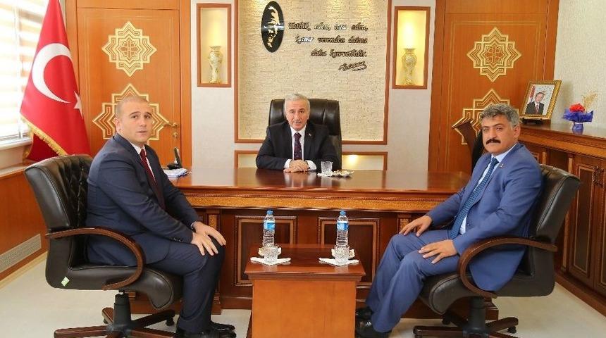 Vali Kam&ccedil;ı Sarıoğlan&rsquo;da Muhtarlarla Bir Araya Geldi