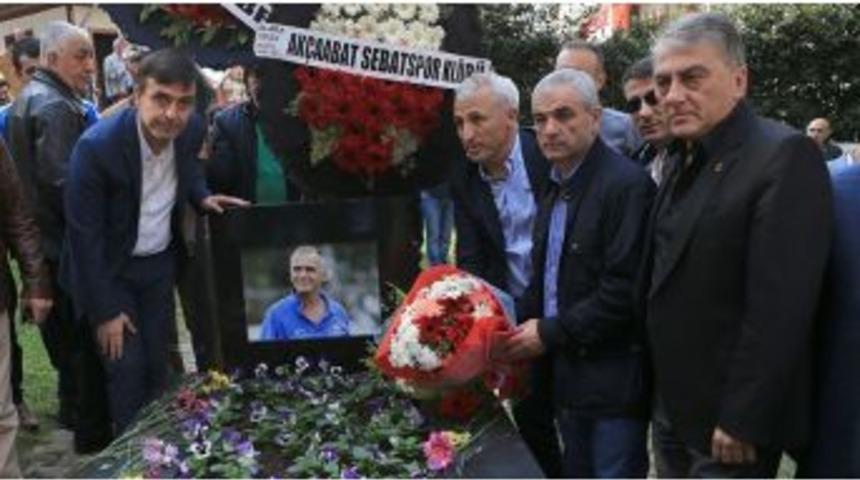 Kadir &Ouml;zcan Mezari Başında Anıldı